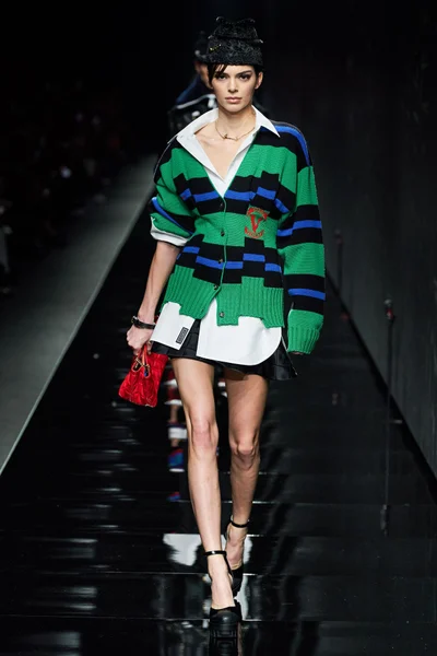 Look 16